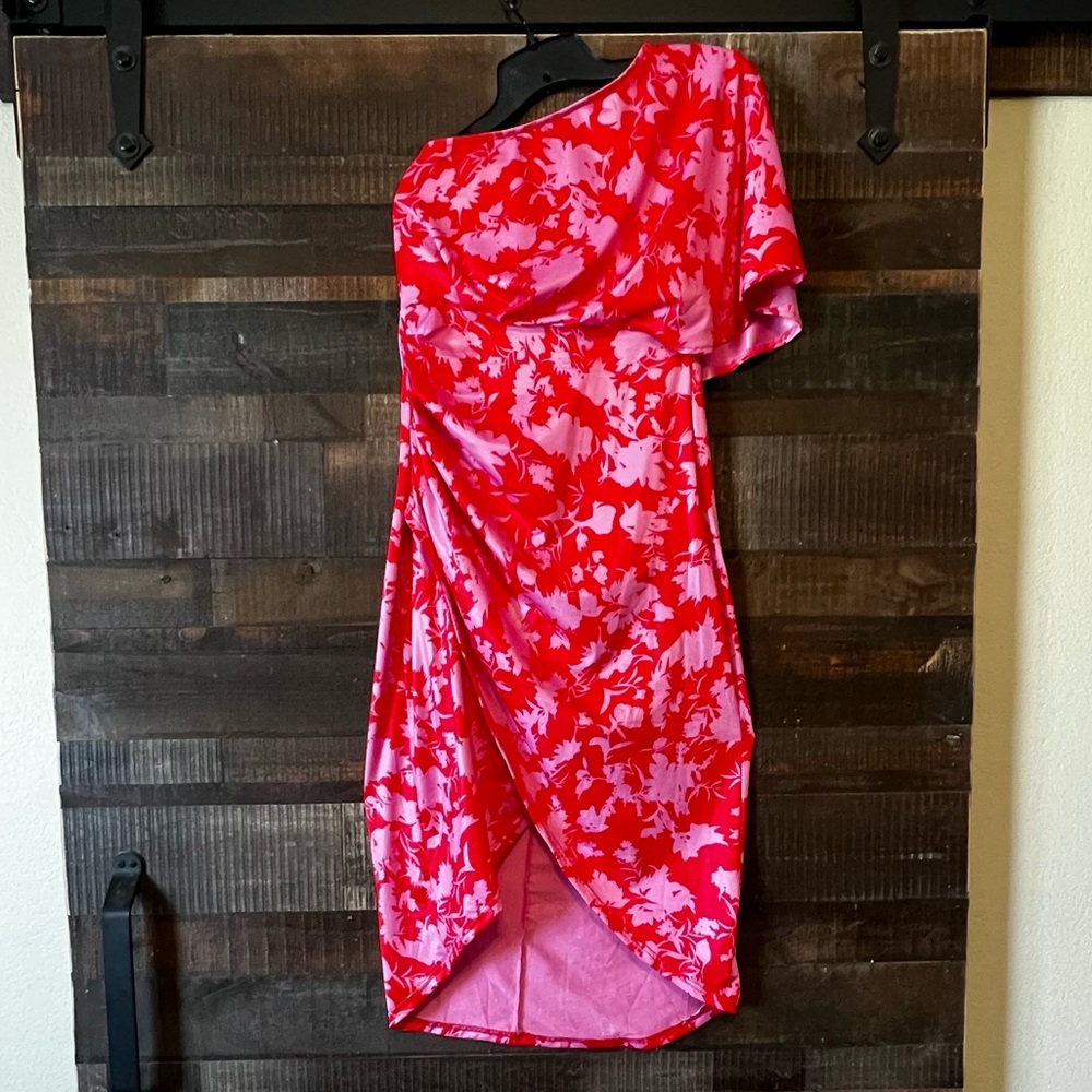 Women’s one shoulder pink dress. Size M